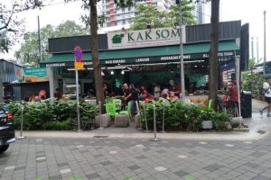 Kedai Kak Som Atas Kok – Kek Lapis & Kopi Sedap di Pusat Bandar